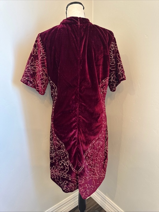 CHELSEA & VIOLET Women LargeEmbroidered Velvet Shift Dress Short Sleeve Burgundy - Picture 5 of 8